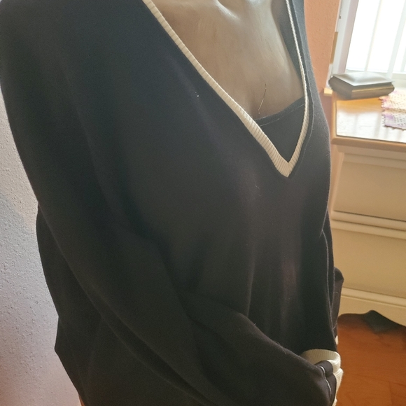 SOLD Emma James Collection Sweater - Picture 4 of 13